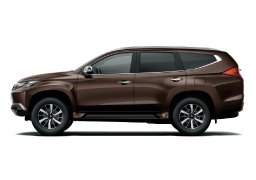 Mitsubishi_pajero_sport_g_4x4_at_2018_8.jpg